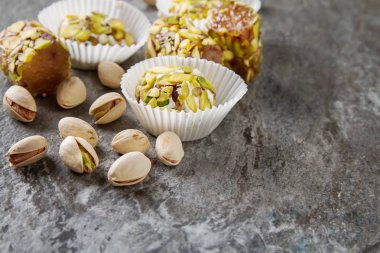 Doğu tatlılar. Bir vazoda Antep fıstığı ile Türk lokumu. Karanlık 