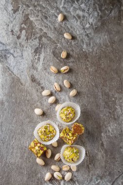 Doğu tatlılar. Bir vazoda Antep fıstığı ile Türk lokumu. Karanlık 