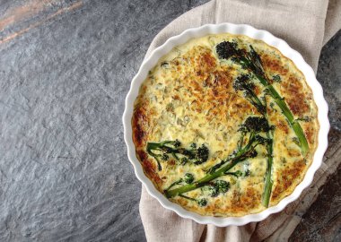 Sebze quiche brokoli ve beyaz bir tabak beyaz peynir ile. Trad