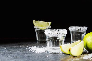 Tekila kireç ve deniz ile gümüş tuz. Koyu arka plan. Selectiv