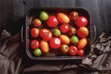 Renkli olgun domates. Lezzetli vejetaryen yemek. Karanlık backgrou