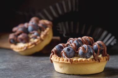 Limon tartı, pasta, taze yaban mersini ile tart ve hatlarının süt