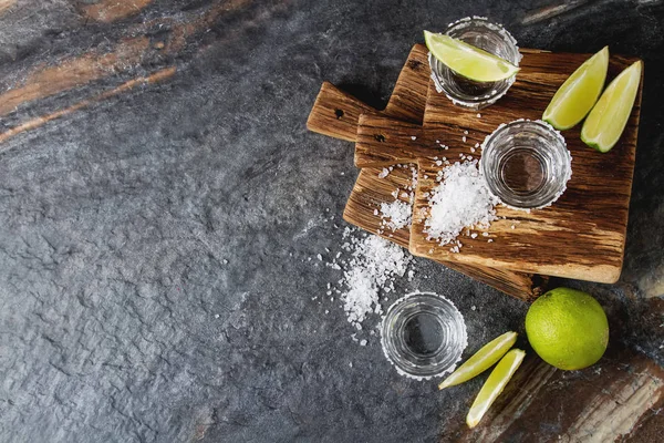 Tequila zilver met limoen en zee zout. Donkere achtergrond. Selectiv — Stockfoto