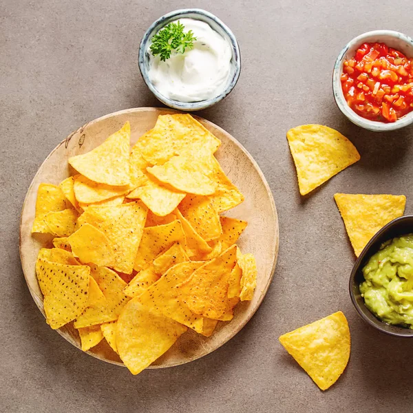 Snack para una fiesta, patatas fritas con tortilla, nachos con salsas: sa — Foto de Stock