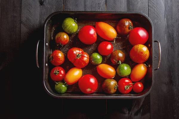 Renkli olgun domates. Lezzetli vejetaryen yemek. Karanlık backgrou — Stok fotoğraf