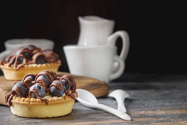 Torta de limão, torta, torta com mirtilos frescos e chocola de leite — Fotografia de Stock