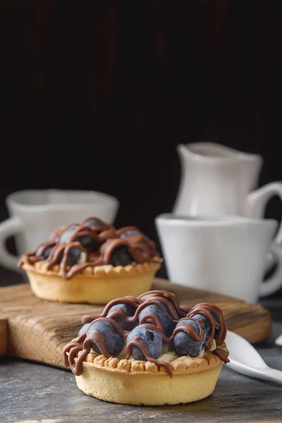 Лимонный пирог, пирог, пирог со свежей черникой и молочным шоколадом — стоковое фото