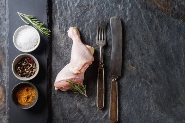 Tavuk budu biberiye ve baharatlar ile. Koyu arka plan. Öğle Yemeği