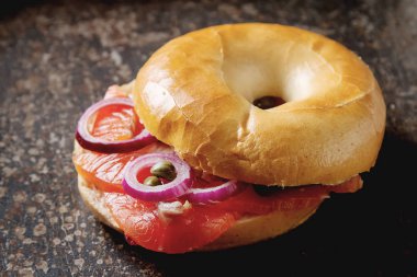Fast food. Somon füme ve Kapari simit. Gri arka planı.