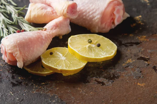 Patas de pollo con romero, pimienta y limón. Fondo oscuro. L — Foto de Stock