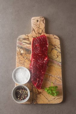 Kaliteli parça et, sığır eti. Koyu arka plan.