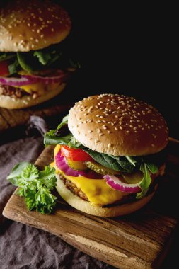 Fast food. Vejetaryen burger chop, salatalık, domates ve l