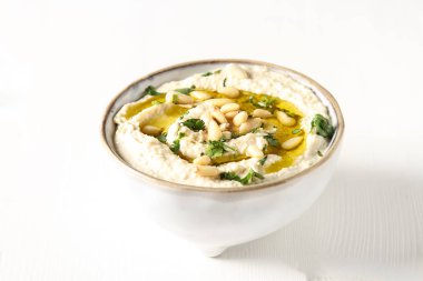 Vintage bir seramik kase otlar, zeytin yağı ile klasik humus. 