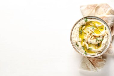 Otlar ile klasik Humus, zeytinyağı bir vintage seramik kase bir