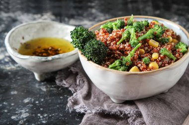Brokoli ve Mısır ile Quinoa salata. Superfoods kavramı. 