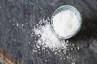 Karanlık bir taş zemin üzerine deniz tuzu