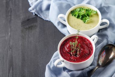 Geleneksel pancar çorbası Temyan, ekşi krema ile beyaz plaka
