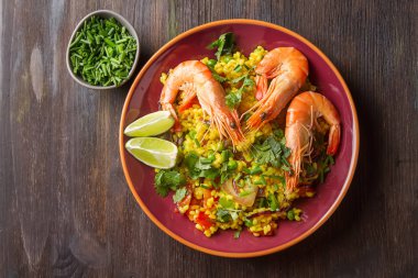 İspanyol paella deniz ürünleri üzerine kireç ile kırmızı teralke ile. Delici