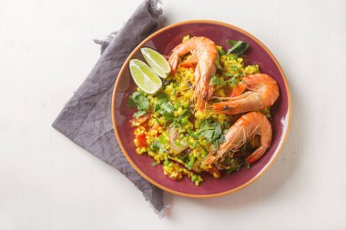 Üzerinde kırmızı kumaş teralke kireç ile deniz ürünleri ile İspanyol paella ve