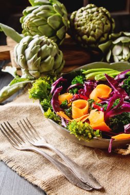 Avo yumurta lahana lahana brokoli havuç ile taze vejetaryen salatası