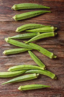 Lady Fingers veya ahşap masa arka plan üzerinde bamya.