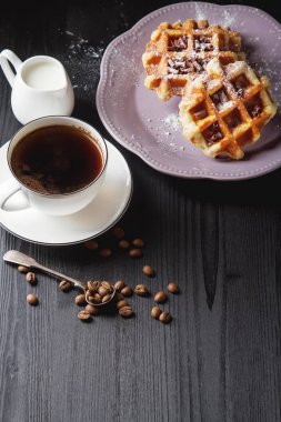 Ev yapımı Belçika waffle, beyaz seramik bardak kahve, süt, çay