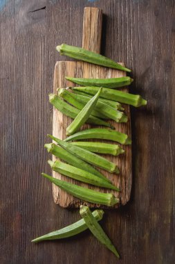 Lady Fingers veya ahşap masa arka plan üzerinde bamya.
