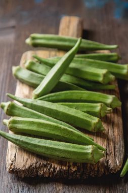 Lady Fingers veya ahşap masa arka plan üzerinde bamya.
