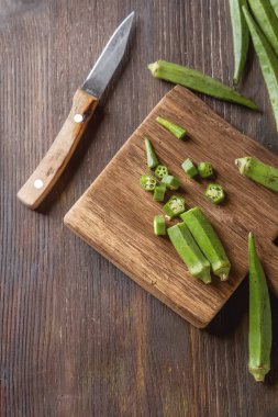 Lady Fingers veya ahşap masa arka plan üzerinde bamya. Üstten Görünüm