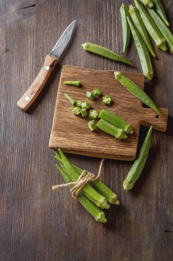 Lady Fingers veya ahşap masa arka plan üzerinde bamya. Üstten Görünüm