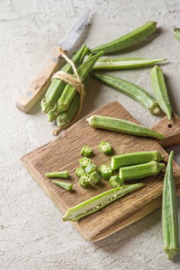 Lady Fingers veya beton tablo arka plan üzerinde bamya. Üstten Görünüm