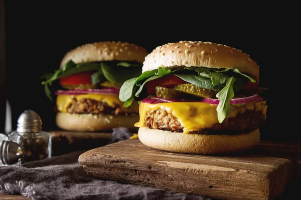 Fast food. Vegetarian burger with a chop, cucumber, tomato and l — Stock Photo, Image