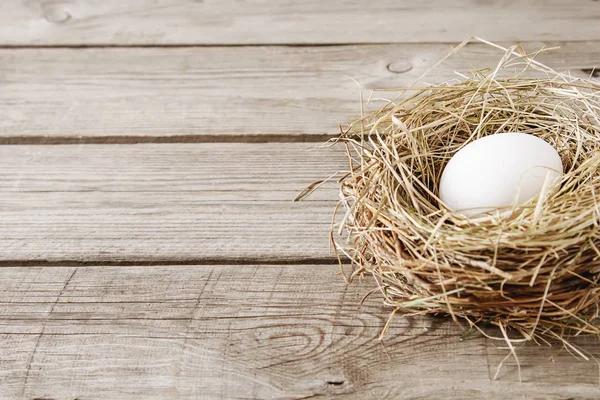 Sfondo pasquale con uova di Pasqua. copia spazio . — Foto Stock