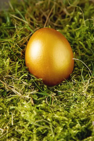 Sfondo pasquale con uova di Pasqua. Vista dall'alto con spazio di copia . — Foto Stock