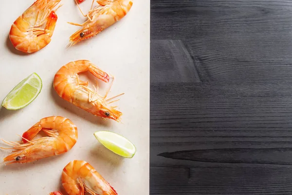 Fresh raw shrimps, lime in a bowl on a wooden table. Eating seaf — Stock Photo, Image