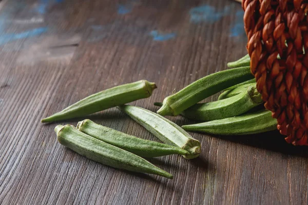 Lady Fingers o Okra sobre fondo de mesa de madera . —  Fotos de Stock