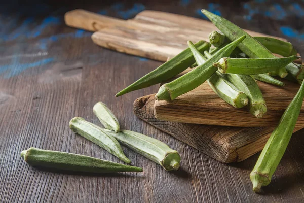 Lady Fingers o Okra sobre fondo de mesa de madera . —  Fotos de Stock