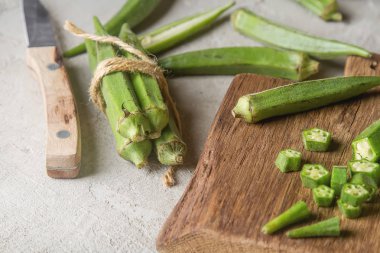 Lady Fingers veya beton tablo arka plan üzerinde bamya. 