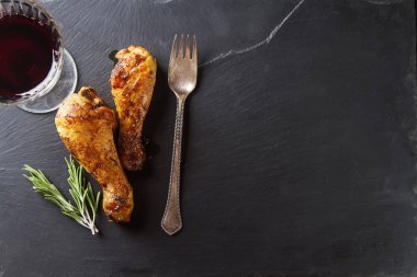 Kızarmış tavuk budu. Noel için yemek. Koyu arka plan. , 