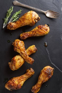 Kızarmış tavuk budu. Noel için yemek. Koyu arka plan. 