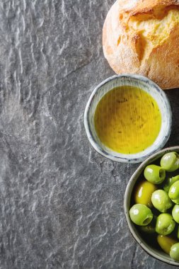 Olivier petrol taze otlar ve ekmek. Gri arka plan. İtalyanca