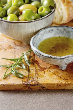 Olivier petrol taze otlar ve ekmek. Gri arka plan. İtalyanca