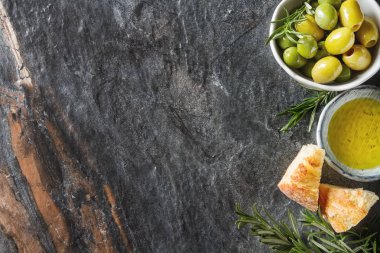 Olivier petrol taze otlar ve ekmek. Gri arka plan. İtalyanca