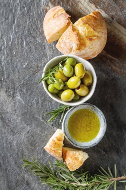 Olivier petrol taze otlar ve ekmek. Gri arka plan. İtalyanca
