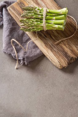 Taze yeşil kuşkonmaz. Farmer's Market. Gri arka planı.