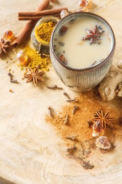 Geleneksel Hint masala çay süt baharat ile seramik Kupası