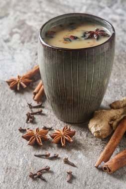 Geleneksel Hint masala çay süt baharat ile seramik Kupası