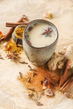 Geleneksel Hint masala çay süt baharat ile seramik Kupası