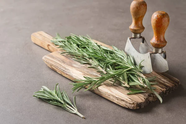 La mezcla de las hierbas frescas italianas del jardín sobre la mesa vieja. Rosemary —  Fotos de Stock