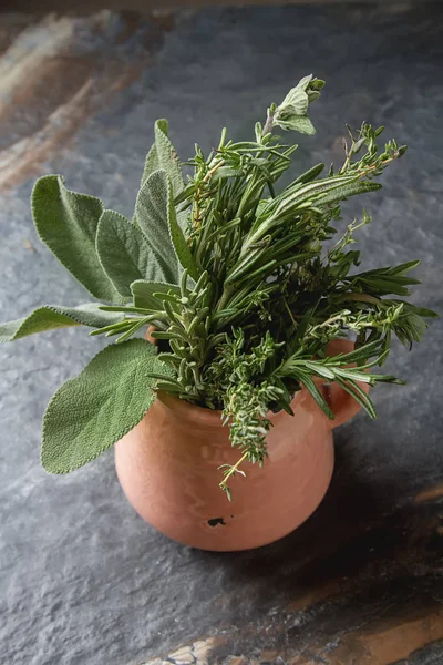 La mezcla de las hierbas frescas italianas del jardín sobre la mesa vieja. Rosemary —  Fotos de Stock